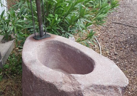 Brunnen aus Porphyrfindling