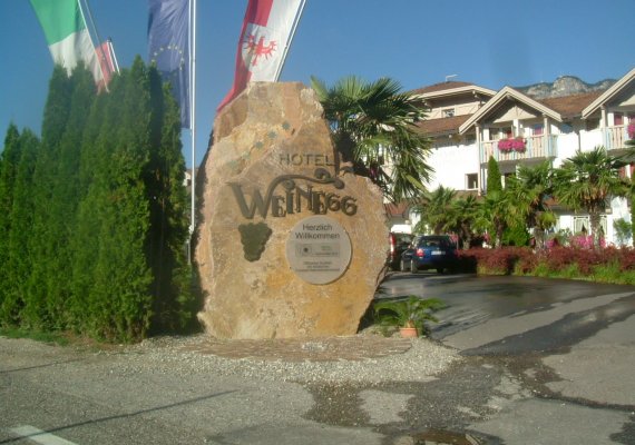 Hotel Weinegg - Girlan